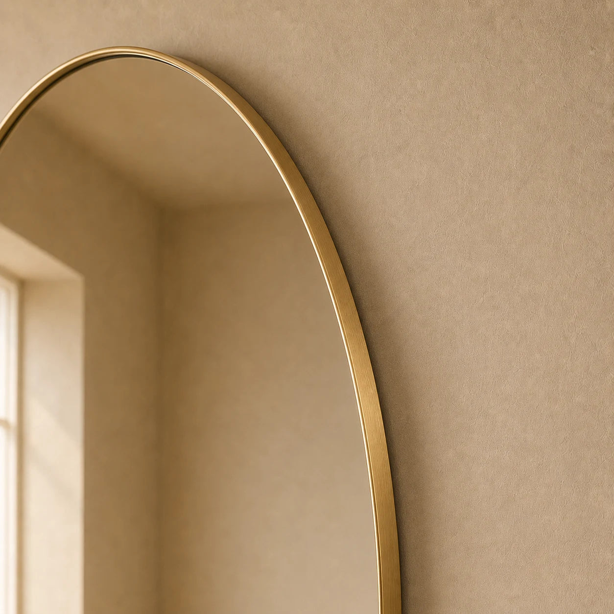Solene Mirror Gold — top curve detail with warm reflection
