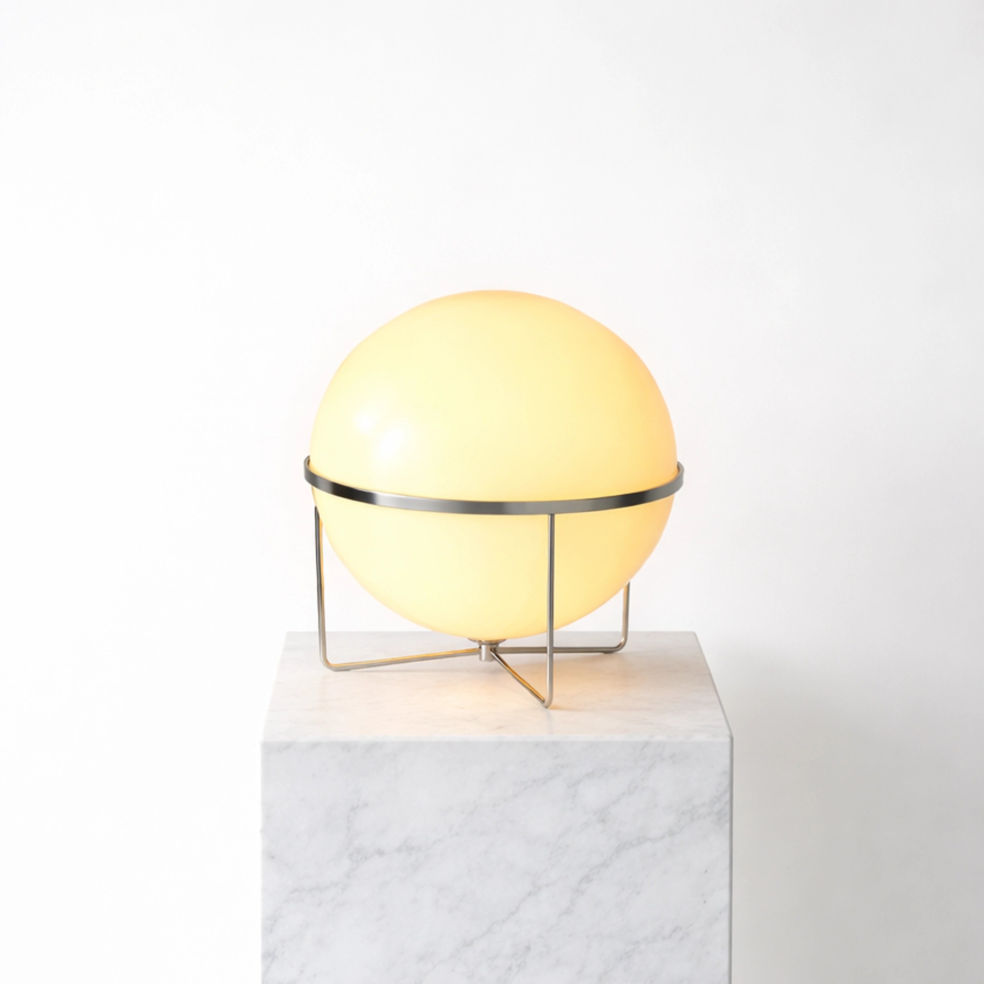 Solus Single Sphere Table Lamp Lamp Interior Moderna
