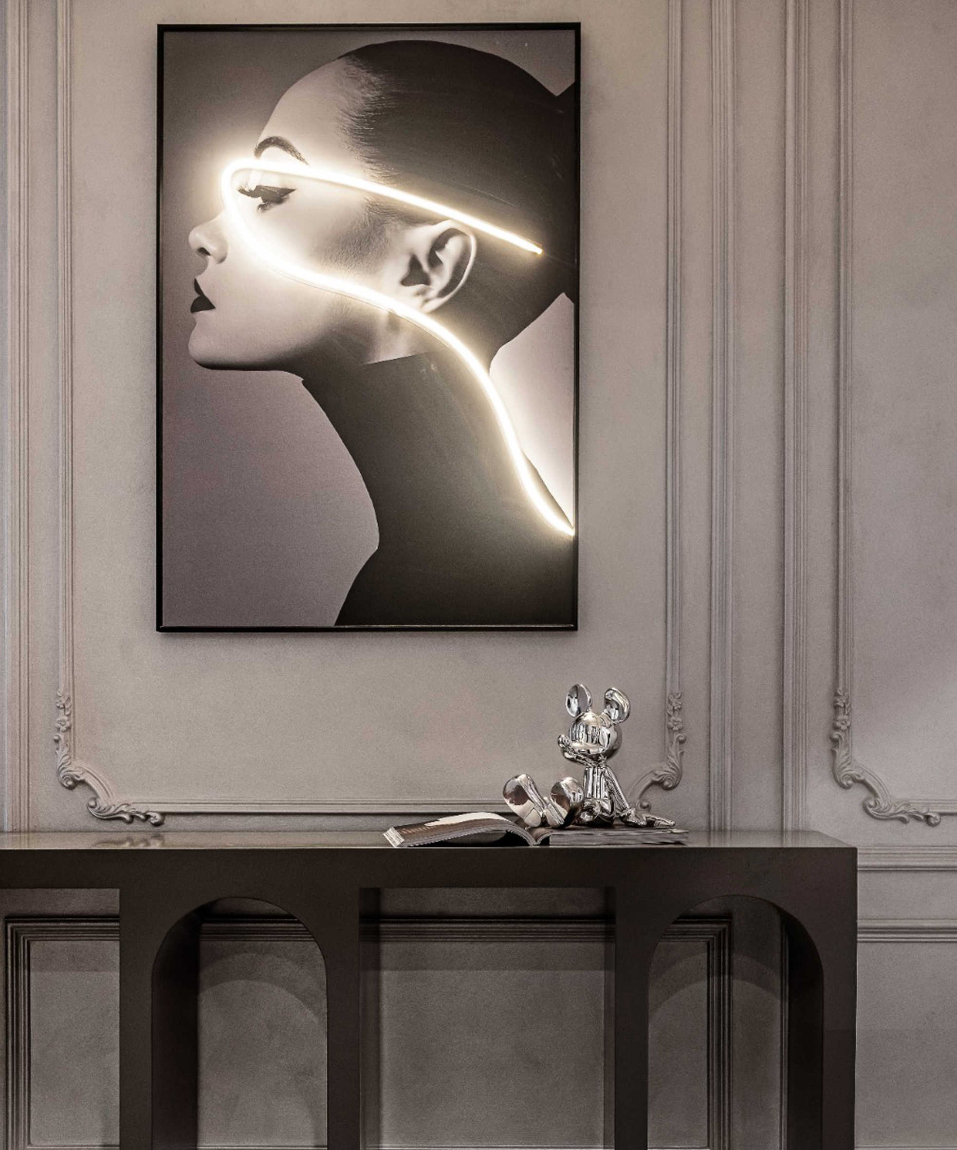 Glowing Beauty: LED-Lit Portrait of Elegance Wall Art Interior Moderna   