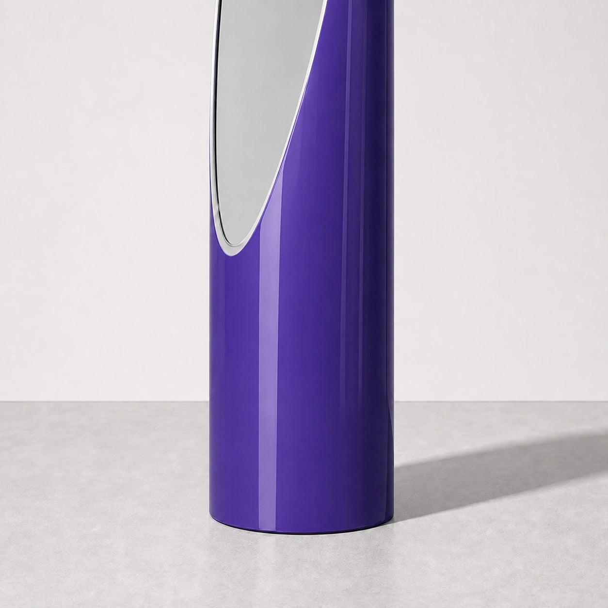 High-gloss purple Lipstick mirror curved base and finish detail
